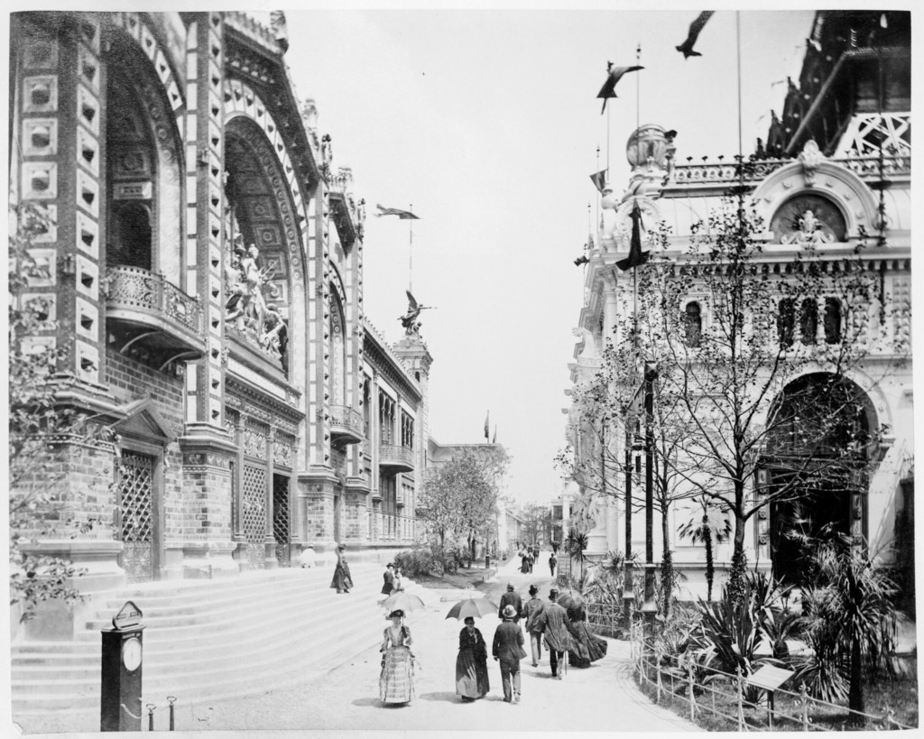Exposition universelle de 1889: Pavillon du Brésil, à droite