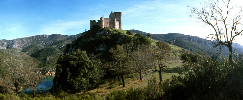 Castillo de Anguix junto al Embalse de Bolarque