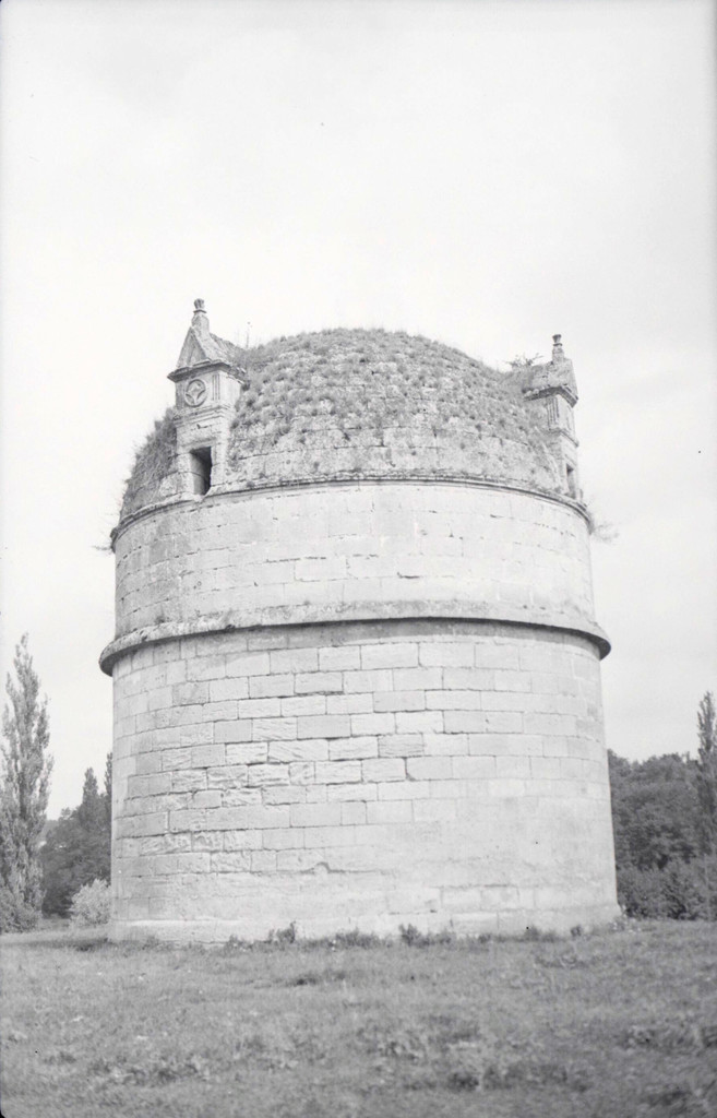 Château de Pressac à Daignac : colombier avec dôme