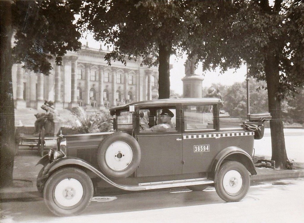 Taxi Droschke vor dem Reichstag