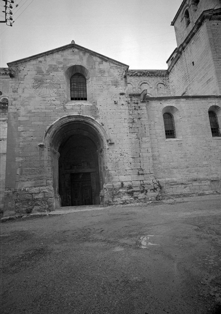 Saint-Paul-Trois-Châteaux. Porte latérale de la cathédrale Notre-Dame
