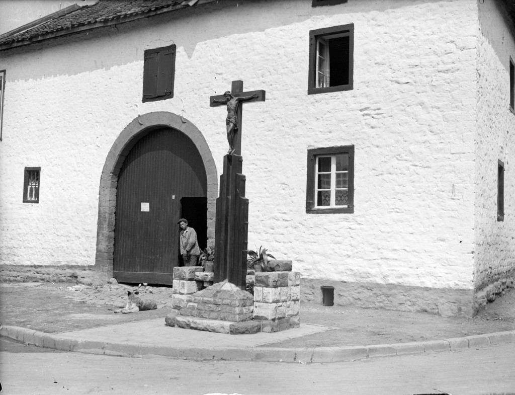 Bocholtz. Het moderne kruisbeeld voor de oude boerderij
