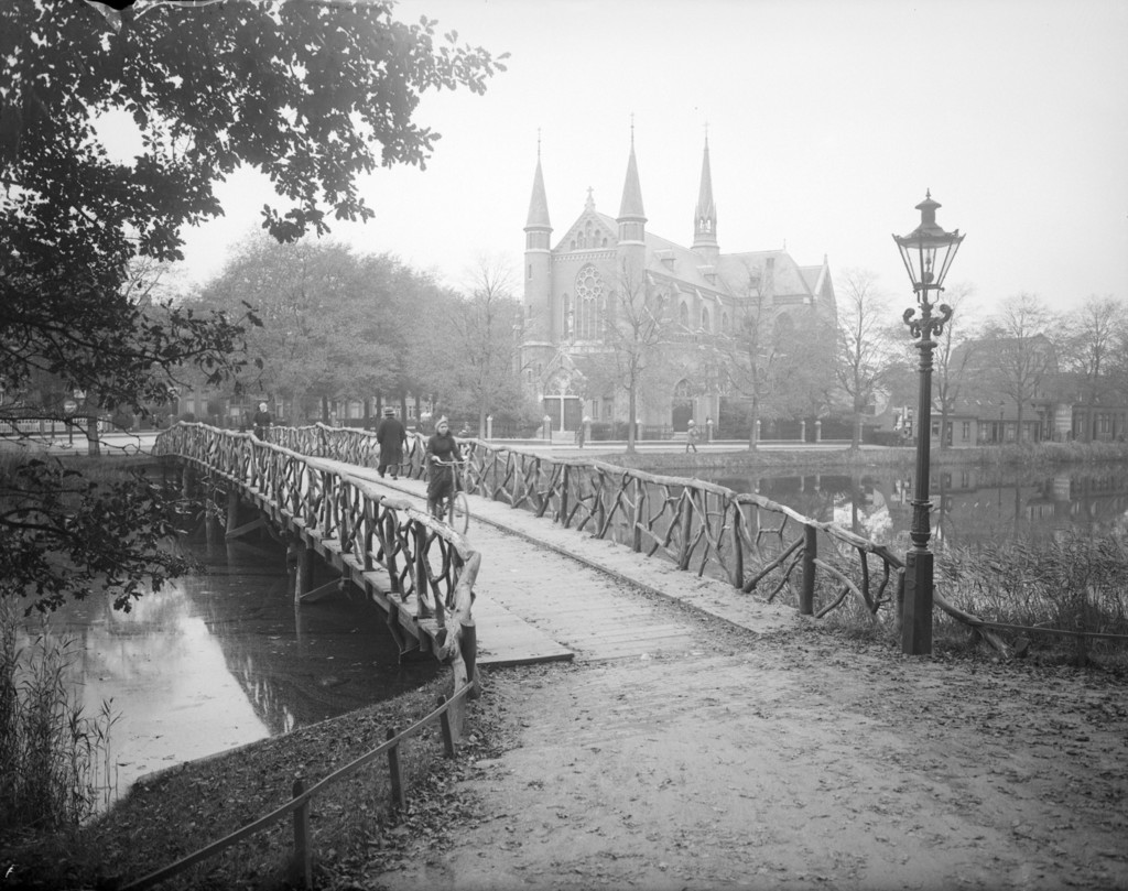 Alkmaar. Zicht op de Nassaubrug met de Sint Josephkerk