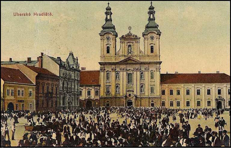 Uherské Hradiště. Pohled na kostel a radnici na náměstí