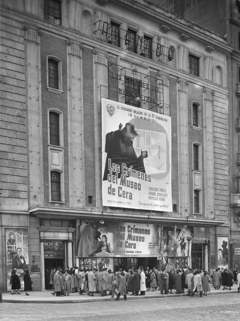 El cine Avenida con el cartel de «Los crímenes del Museo de Cera»