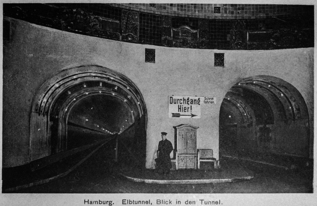 Hamburg. Elbtunnel, Blick in der Tunnel