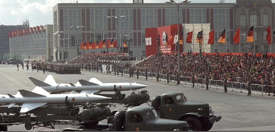 Militärparade zum 150 Geburtstag von Karl Marx