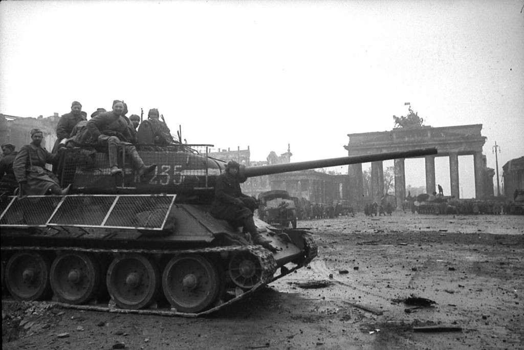 Sowjetische Soldaten auf der T-34-85 vor dem Hintergrund des Brandenburger Tors