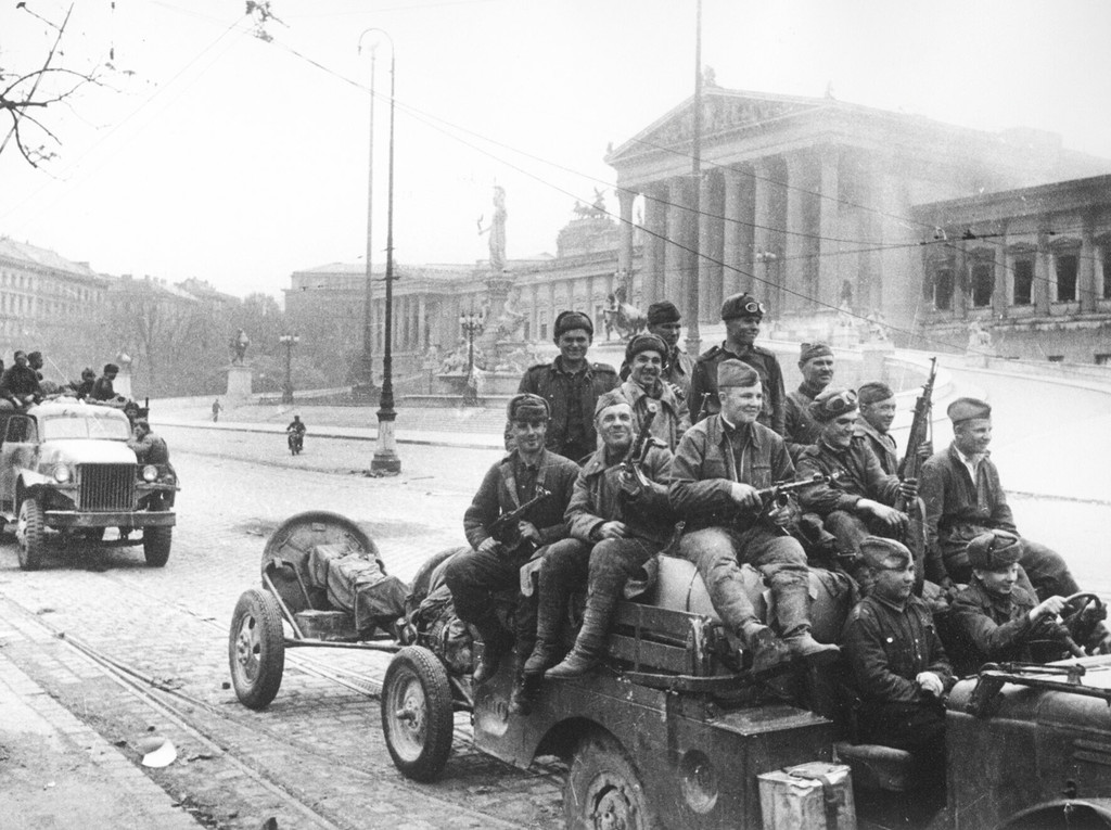 Подразделение советских минометчиков проезжает перед зданием парламента в Вене