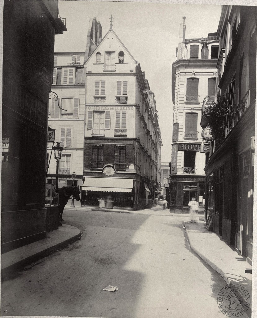 Vieille maison. Place de l'Ecole, n°5, vus depuis la rue des Prêtres Saint-Germain l'Auxerrois