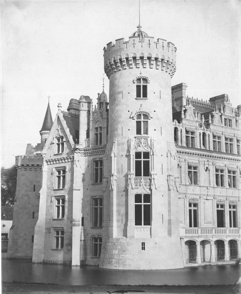 Château de la Mothe-Chandeniers, côté droit et partie de la façade sur le parc
