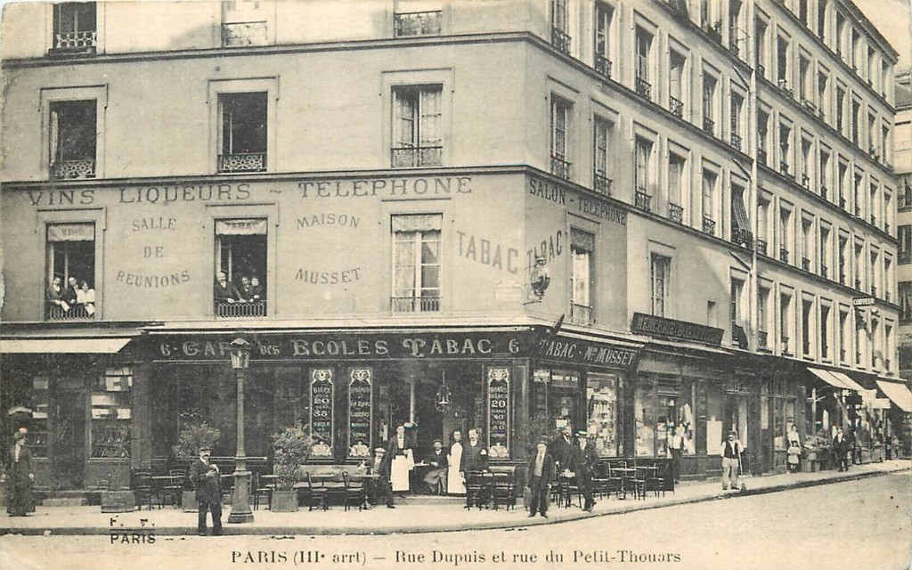 Rue Dupuis et Dupetit-Thouars - Café Tabac des Ecoles - Marais près du Carreau du Temple