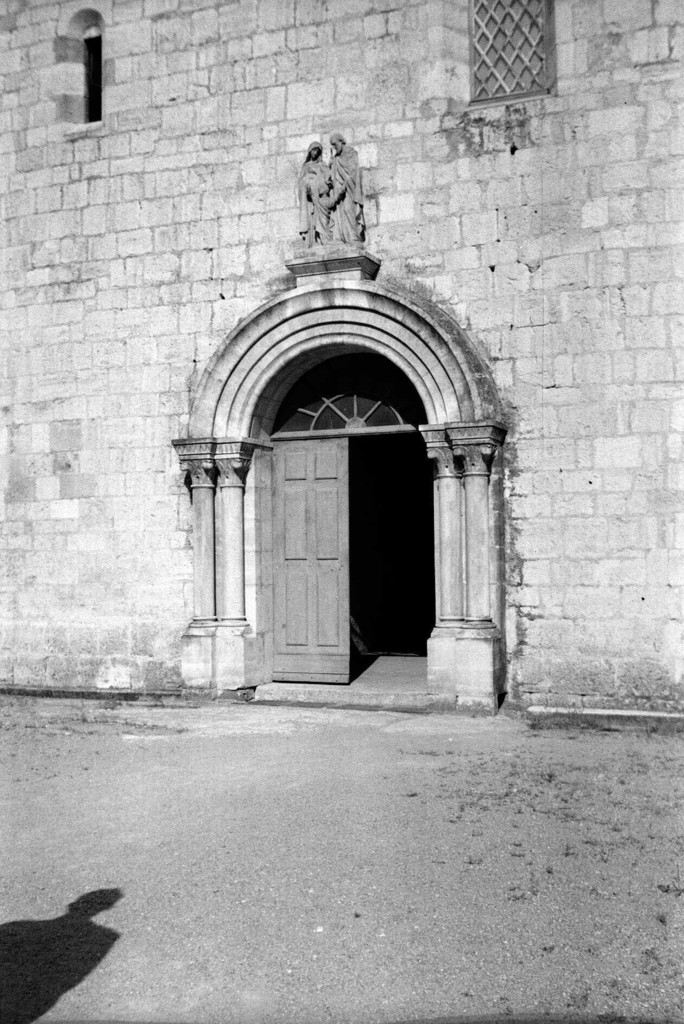 Montjoyer. La porte de l'aile de la bibliothèque de l'abbaye Notre-Dame d'Aiguebelle