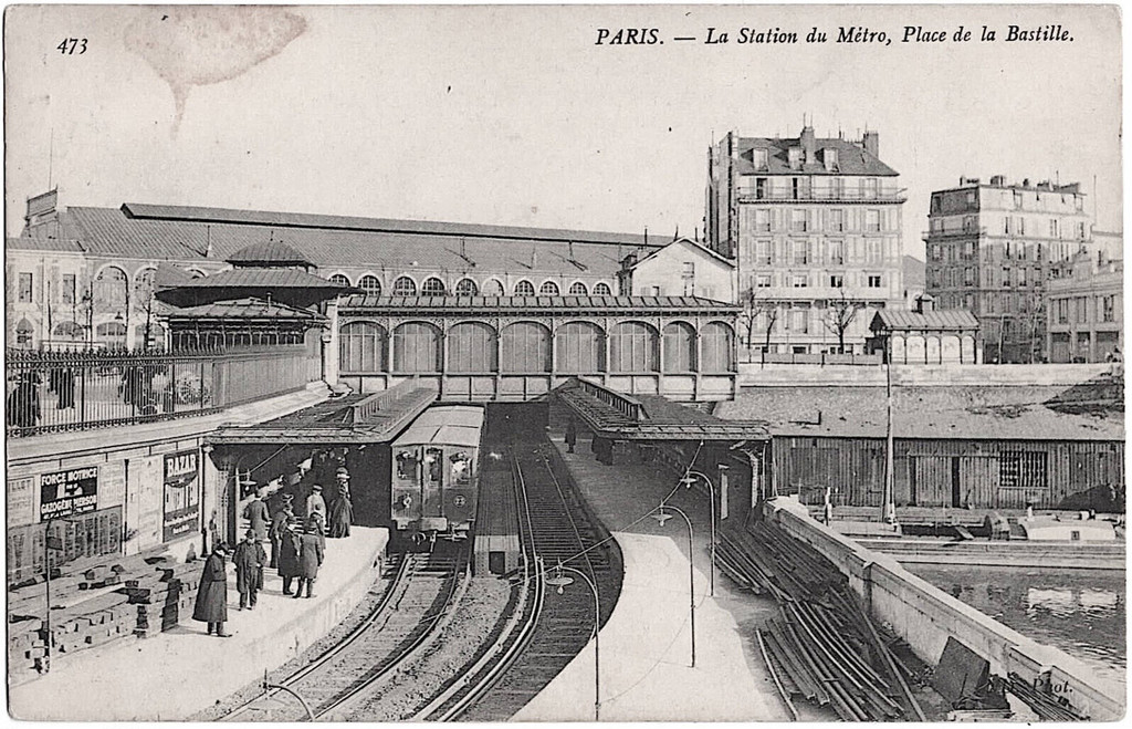 La Station du Métro, Place de la Bastille