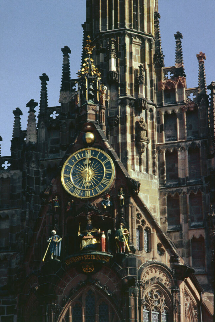 Uhr über dem Hauptportal der Frauenkirche