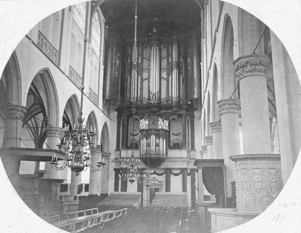 Alkmaar. Grote- of Sint Laurenskerk. Zicht in de kerk richting het orgel met geopende deuren