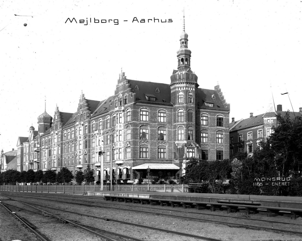 Mejlborg set fra hjørnet of Kystvejen og Mejlgade. Set fra terrænet ub Århus Østbanegård