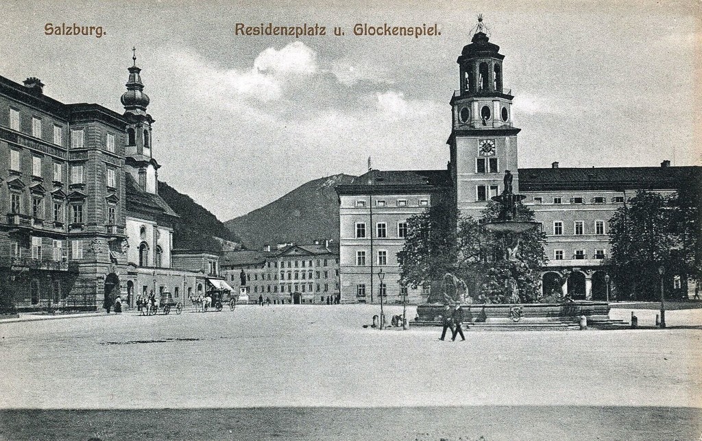 Residenzplatz und Glockenspiel