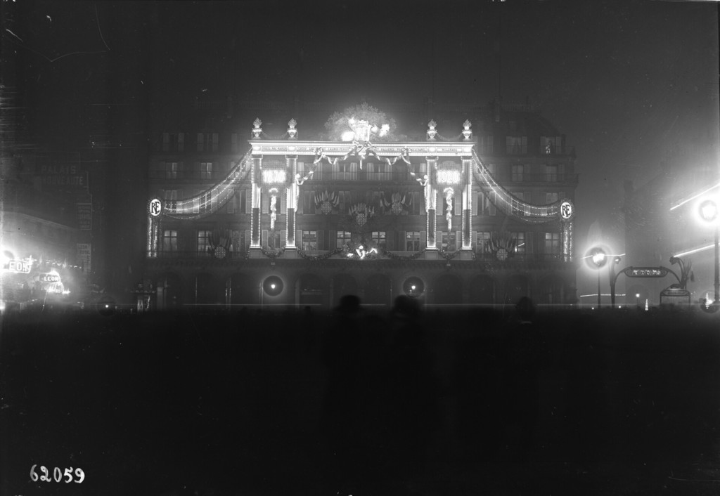 Cérémonies du cinquantenaire de la création de la République, illuminations place du Palais Royal
