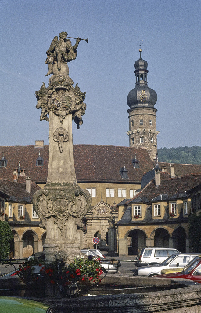 Schloss Weikersheim. Stadtplatz und Rokoko-Brunnen