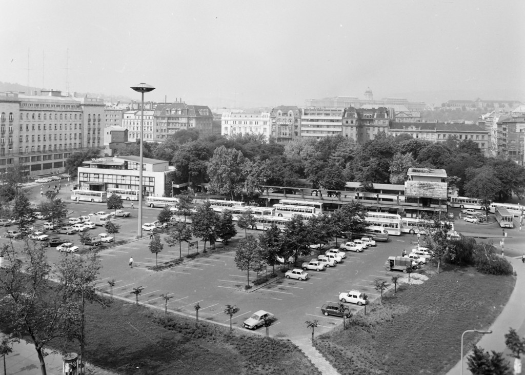 Az Erzsébet (Engels) téri parkoló és VOLÁNBUSZ pályaudvar a Bajcsy-Zsilinszky út felől nézve