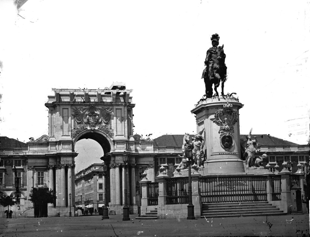 Estátua equestre de D. José I com o Arco da Rua Augusta em construção em plano de fundo
