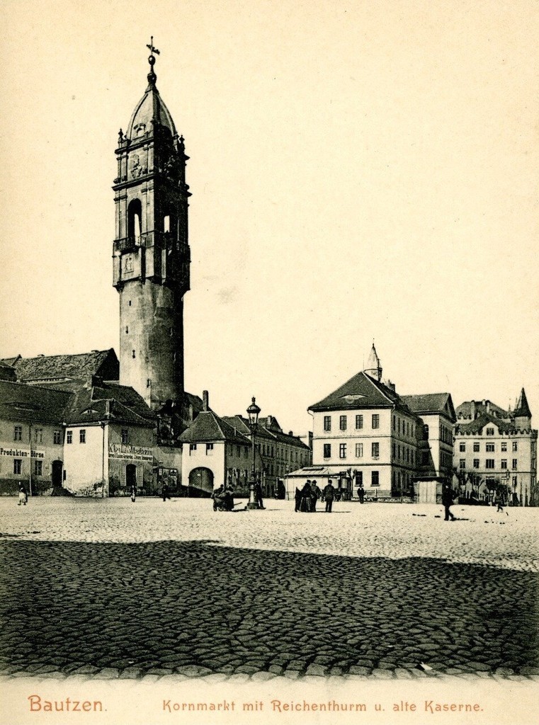 Bautzen. Kornmarkt mit Reichenturm und alte Kaserne