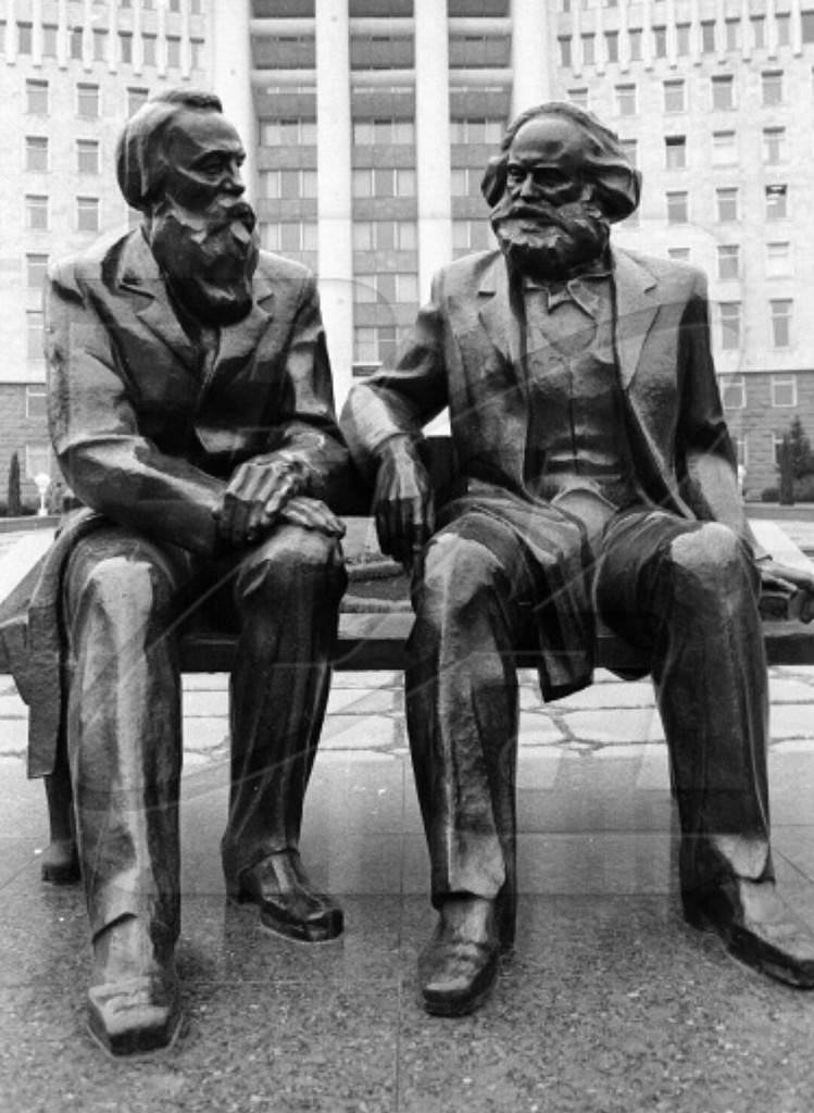 Monumentul lui K. Marx și F. Engels