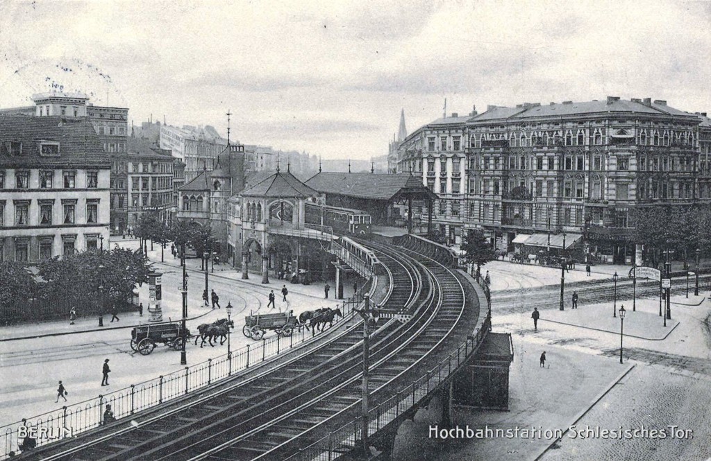 Blick von Nordosten auf den U-Bahnhof Schlesisches Tor