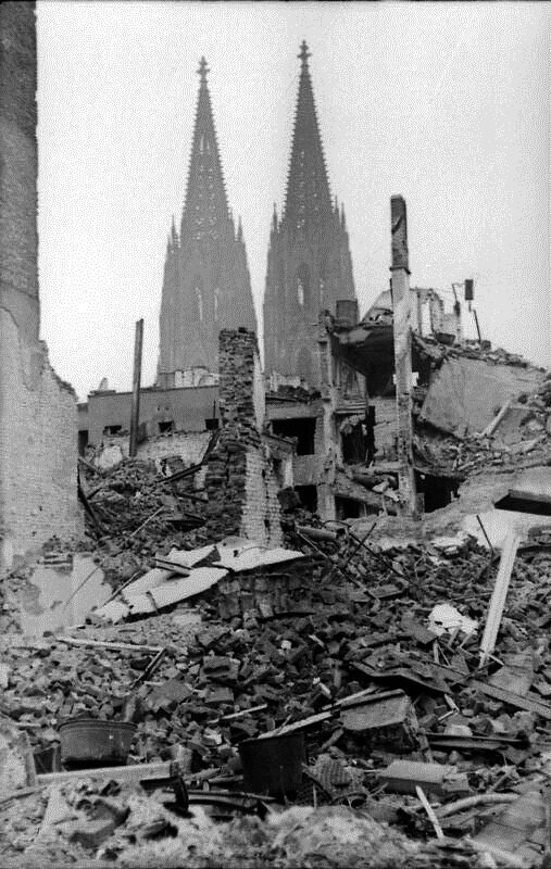 Köln. Ruinen zerstörter Gebäude, Dom