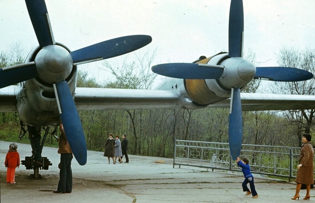 Aeronava monument Il-18 pe Chekanskaya Gorka