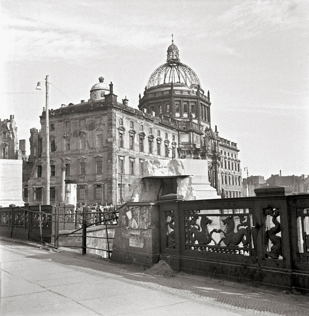 The bombed Berliner Schloß, seen from the Schloßbrücke