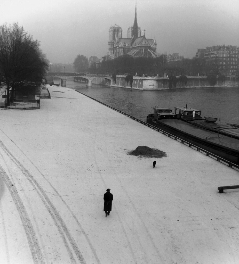 Snow sovered Paris