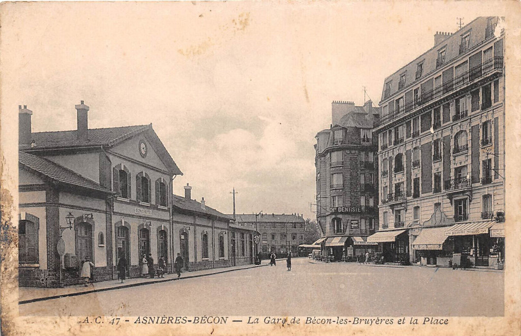 Bécon-les-Bruyères. La Gare et la Place