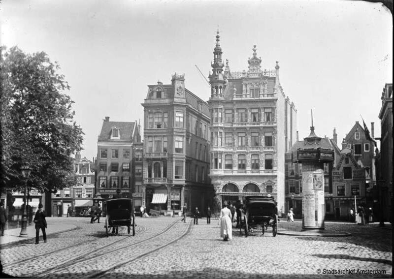 Rembrandtplein met in het midden de ingang van de Bakkersstraat, 1895.