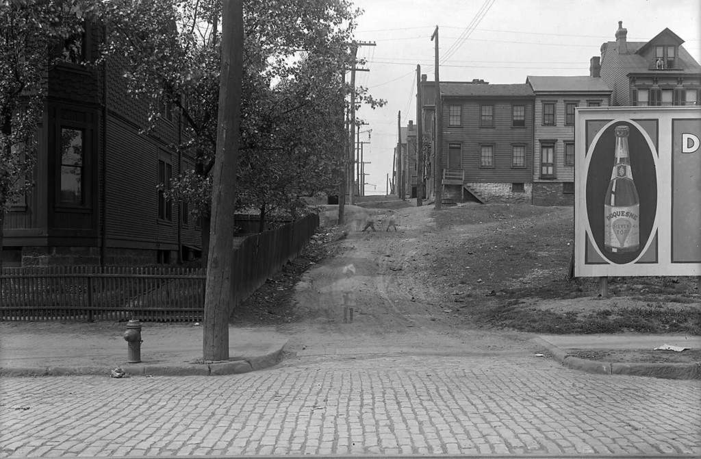 Canoe Alley, looking north from Liberty Avenue