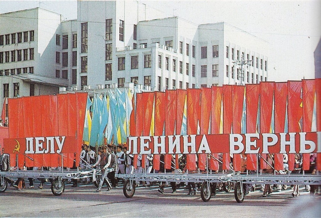 Первомайская демонстрация на Советской улице