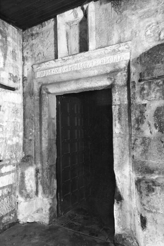 Bonshaw Tower. Interior: the entrance door with the motto 