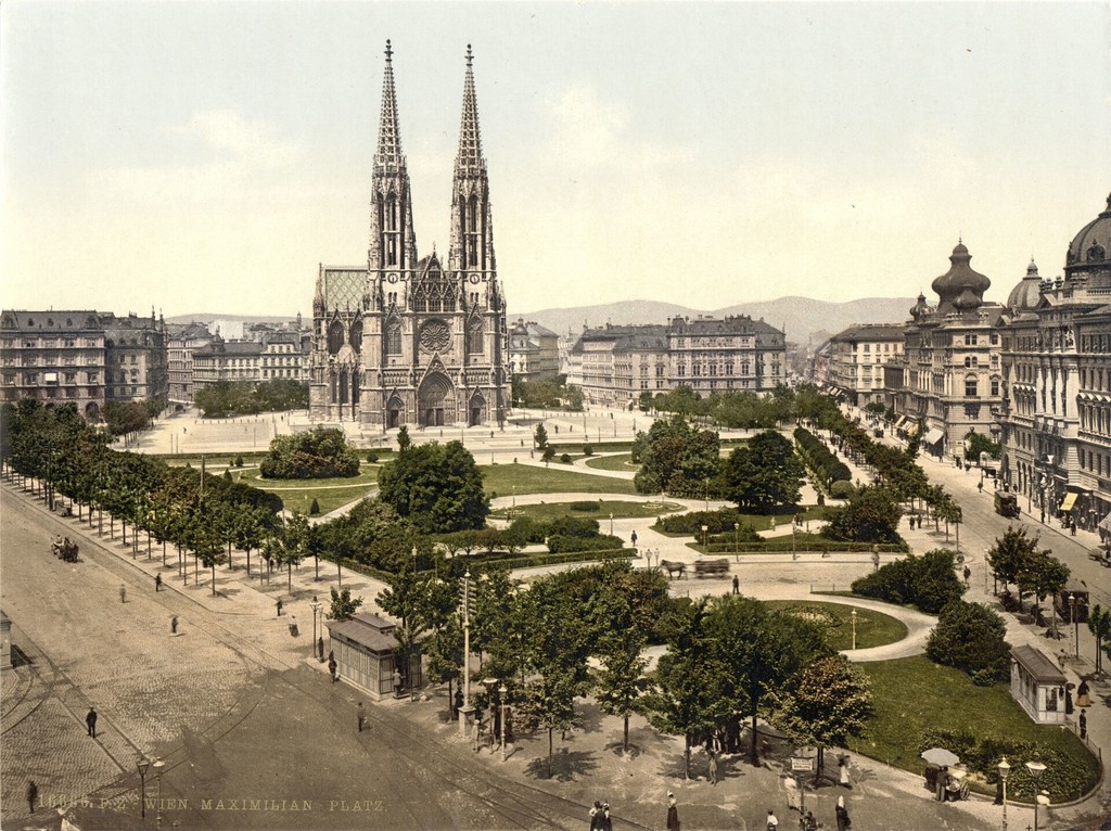 Maximilian Platz mit Votivkirche