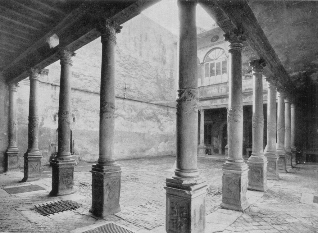 Cortile del Palazzo Maffeis-De Beni