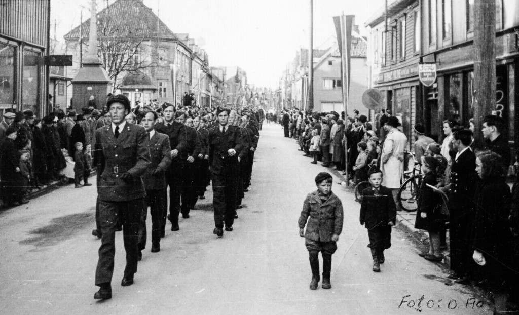 Militær parade i Storgata, 17. mai 1945