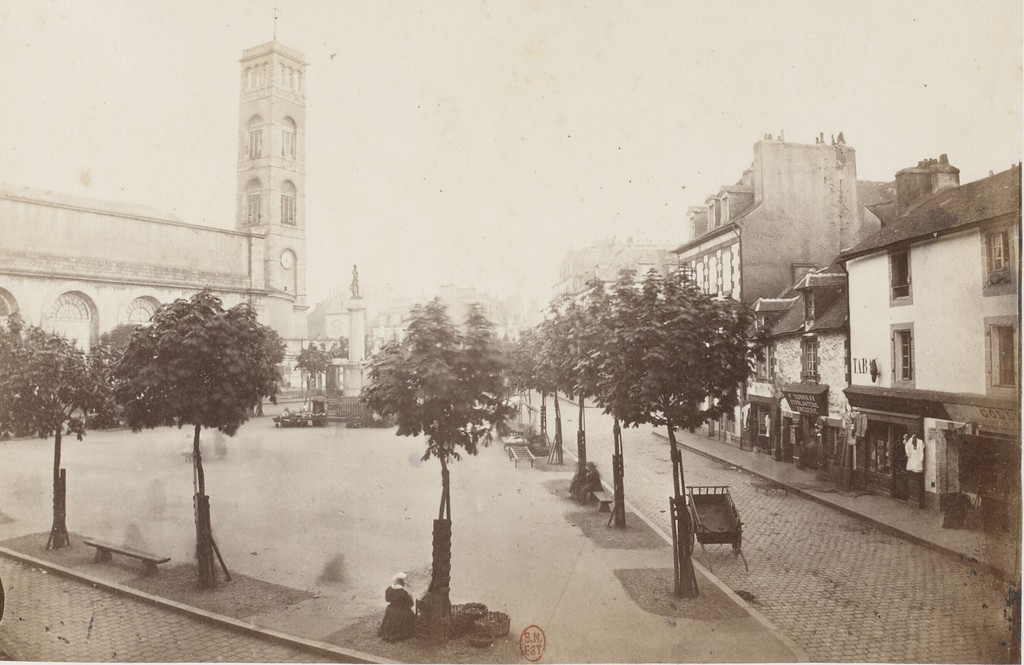 Place Bisson de Lorient, avec l'église Saint-Louis en arrière-plan (à gauche)