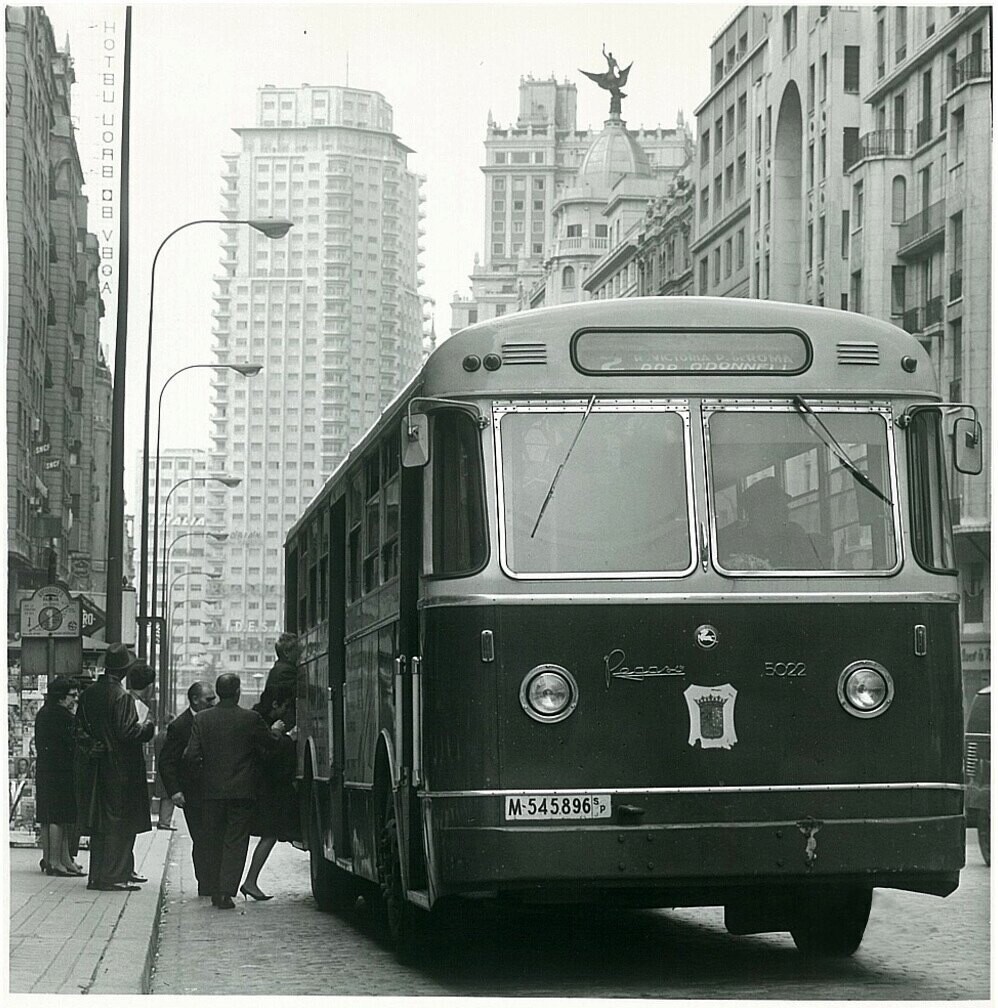 Viajeros montando en autobús en la Avenida de José Antonio