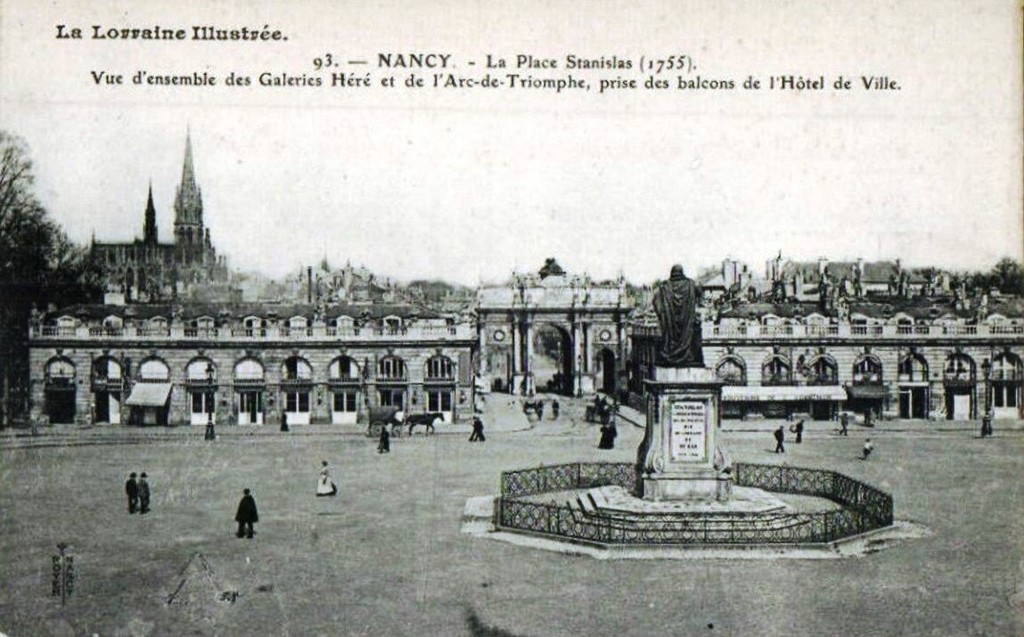 Place Stanislas. Vue d'ensemble des Galeries Héré et de l'Arc-de-Triomphe, prise des balcons de l'Hôtel de Ville