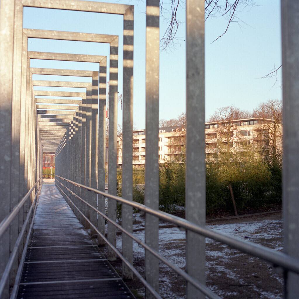 Kromhoutpark, de brug aan de zuidkant van het park