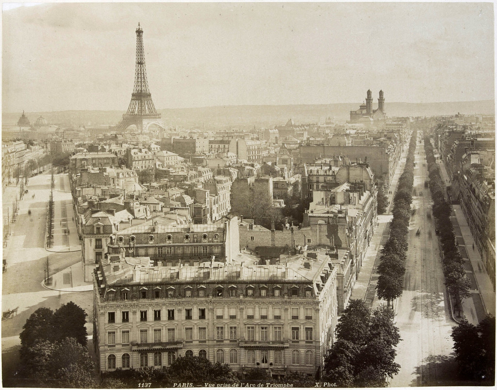 Panorama pris depuis l'Arc de Triomphe vers les avenues Kléber à droite et d'Iéna à gauche