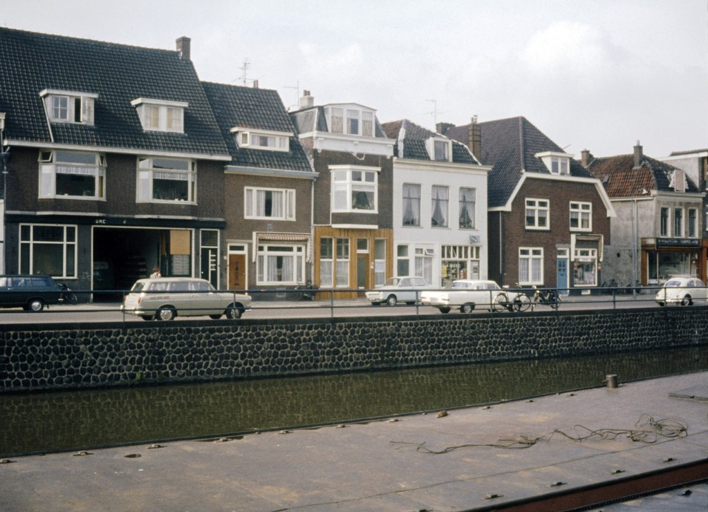 Westerkade 31 (links)-lager met rechts de ingang van de Kroonsteeg