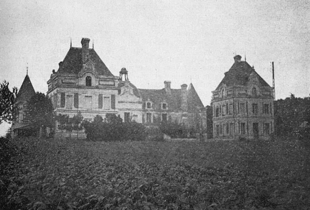 Vue générale du chateau de Beugny à Saint-Benoît-la-Forêt