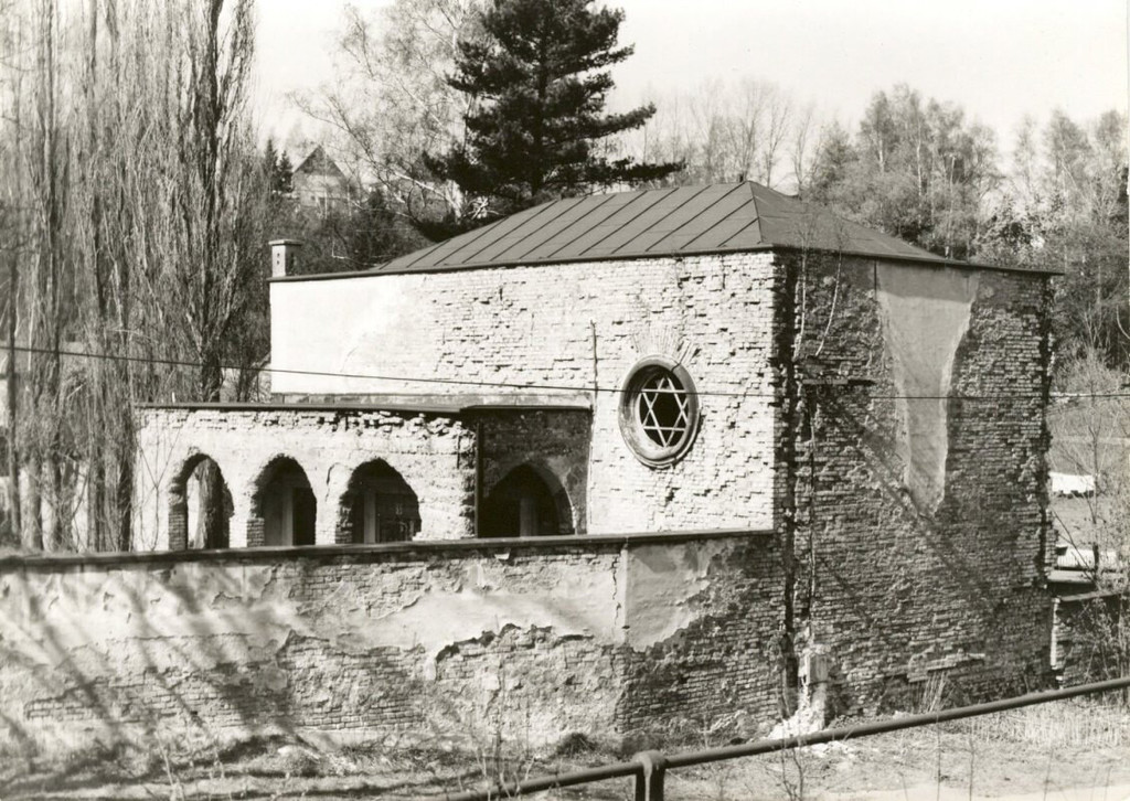 Náchod, obřadní síň nového židovského hřbitova, chátrající obřadní síň