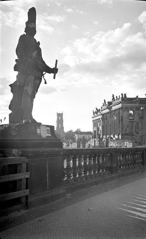 Soldatenfigur auf der Langen Brücke. Ruine der Garnisonkirche und Stadtschloß